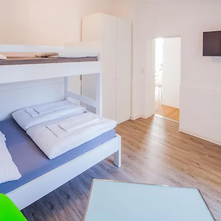 Secondhome Stuttgart: Connected Near Historic Esslingen Centre Apartment