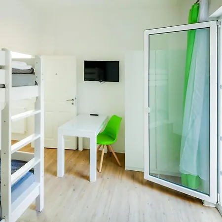 Secondhome Stuttgart: Connected Near Historic Esslingen Centre Apartment